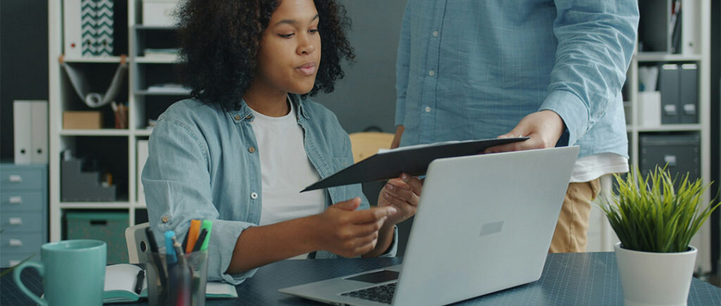 Photo de la persona 1 active, stressée et au travail